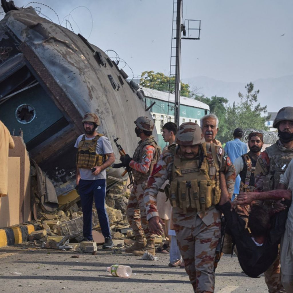 More than 30 people die in Pakistan suicide bomb
attack