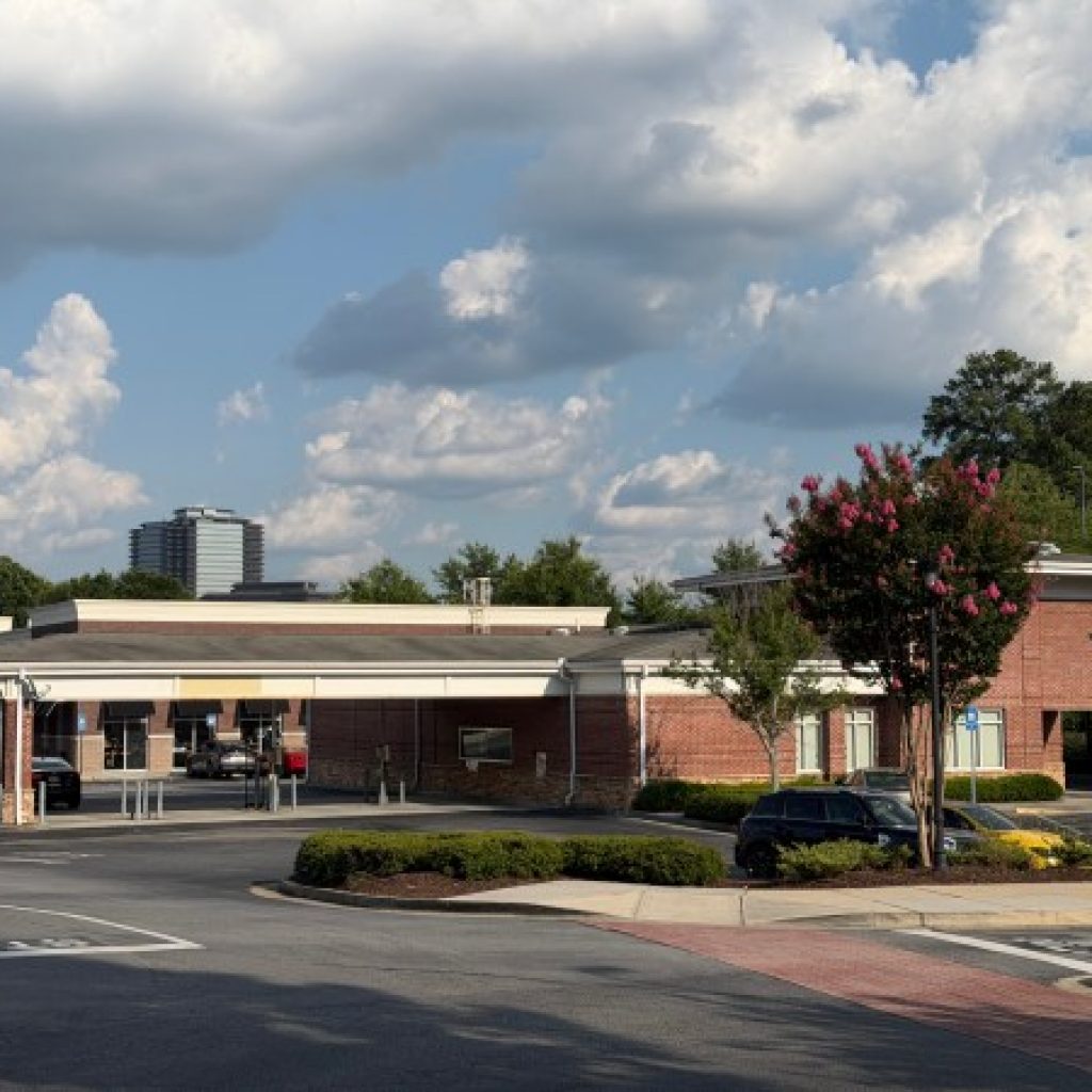 Roswell-based SmartMed eyes former bank near Ashford Lane in
Dunwoody for double drive-through urgent care