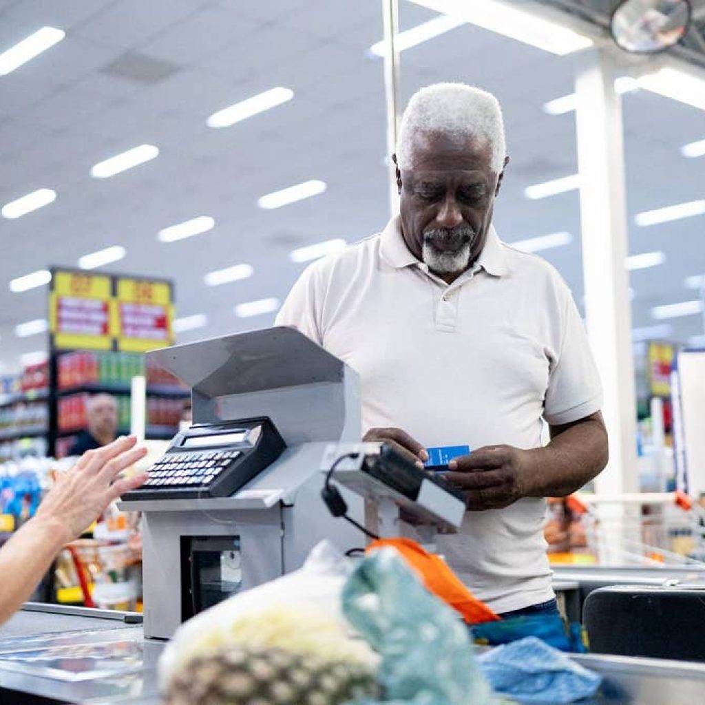 U.S. credit card debt sets troubling record