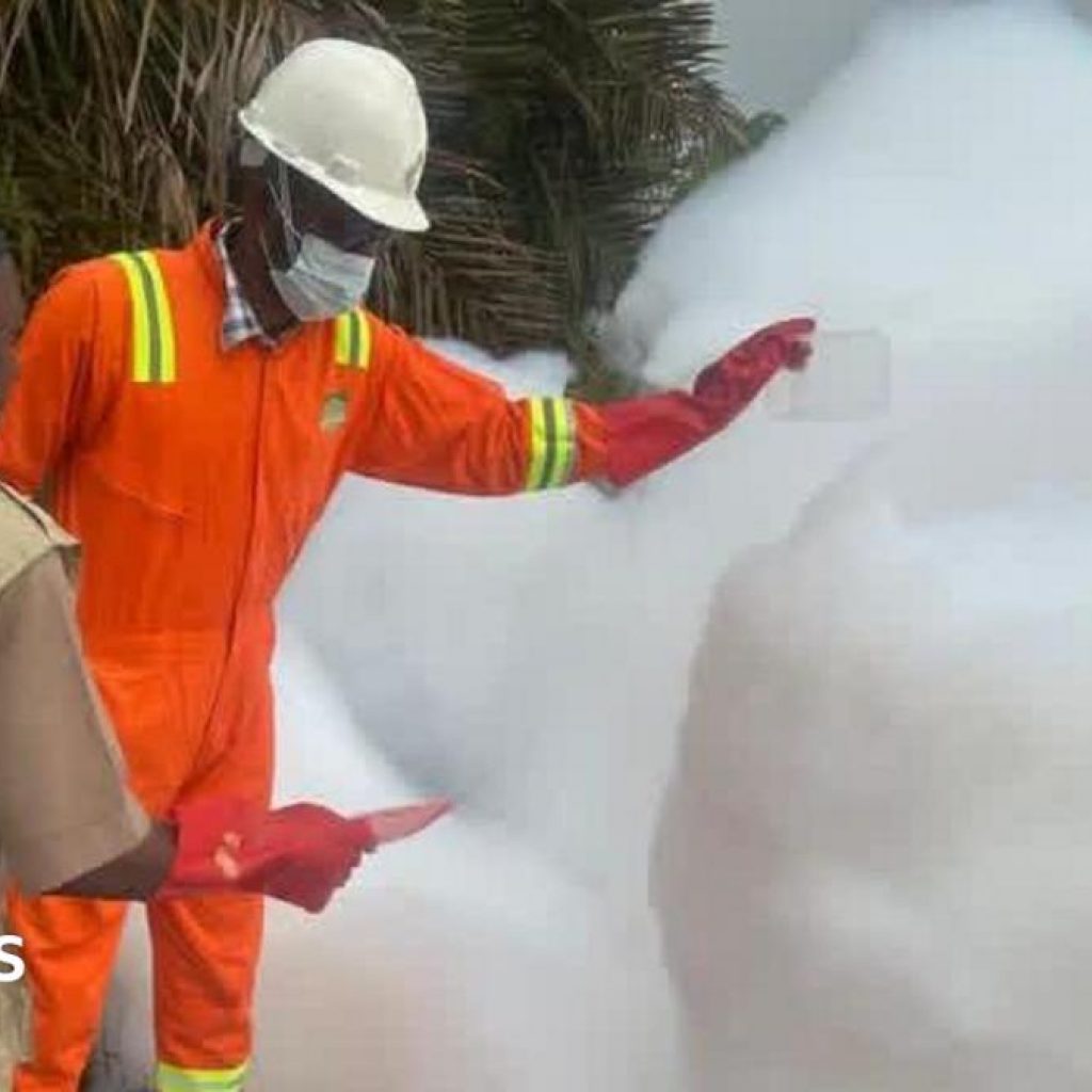 Mysterious white foam draws crowds on Nigerian
highway