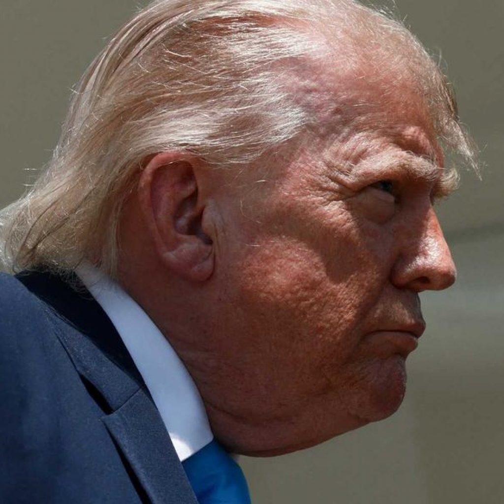 Pathologist says this strange Trump act may be sign of
dementia: video