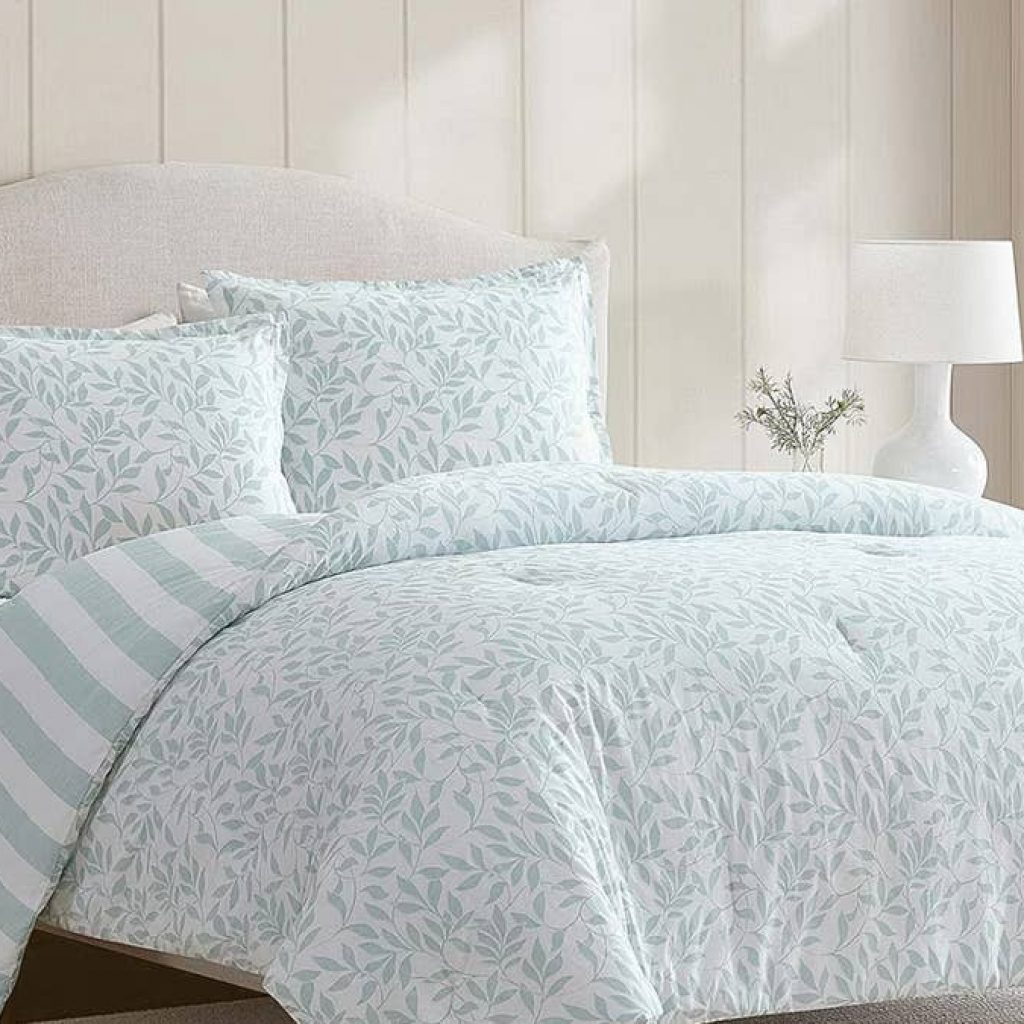 Martha Stewart’s $215 reversible cotton duvet cover set is 60% off