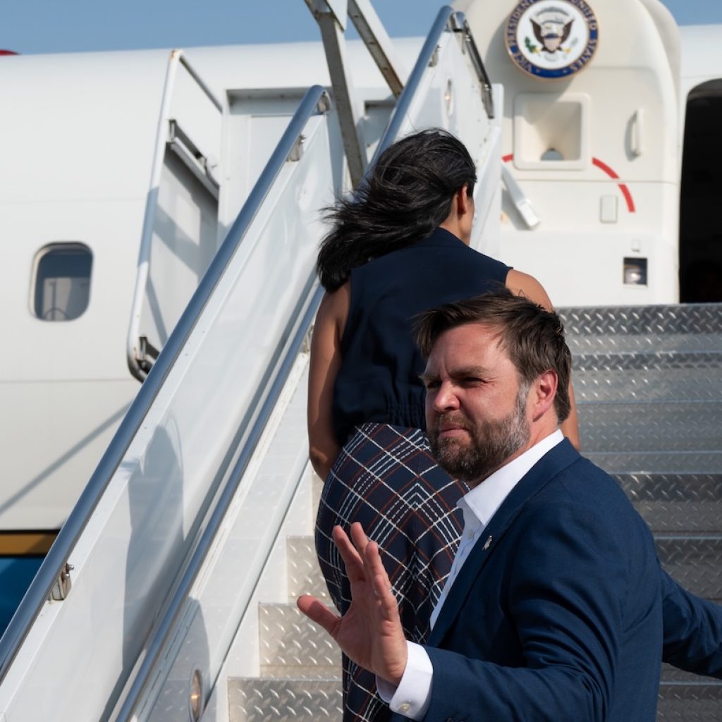Secret Service Agents ‘Fed Up’ With Vance Using Military
Helicopters Like Ubers