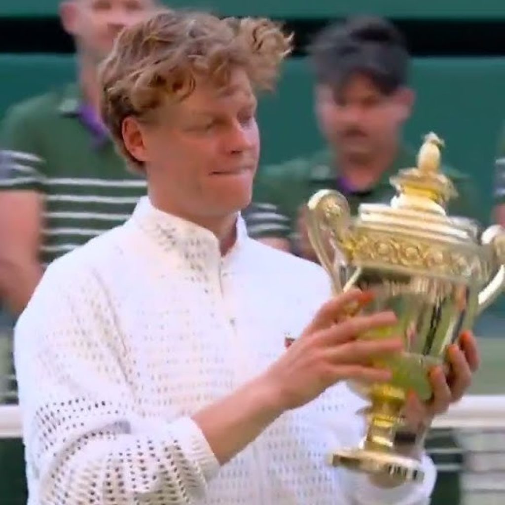 Jannik Sinner lifts the gentlemen’s singles trophy at
Wimbledon once again 🔥