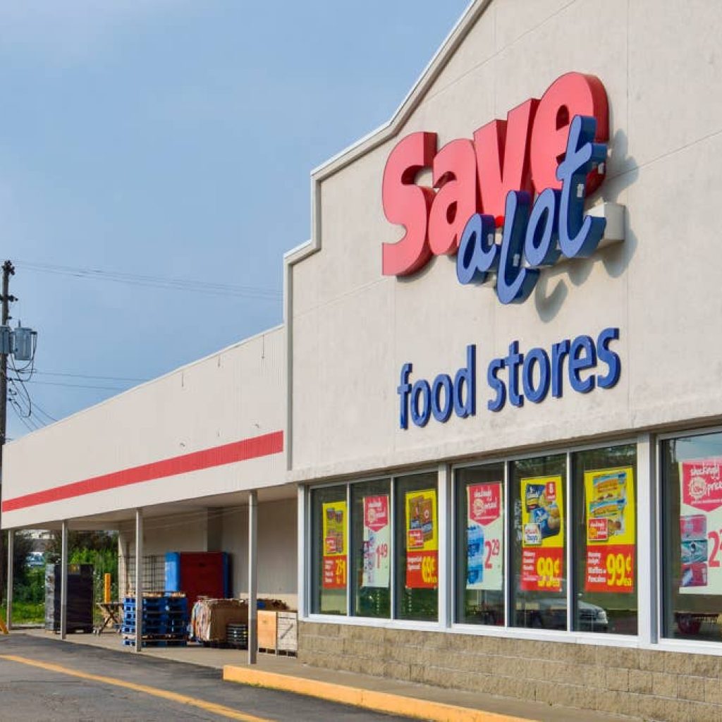 Discount grocery giant shuts 100 stores, completely exits 3 states