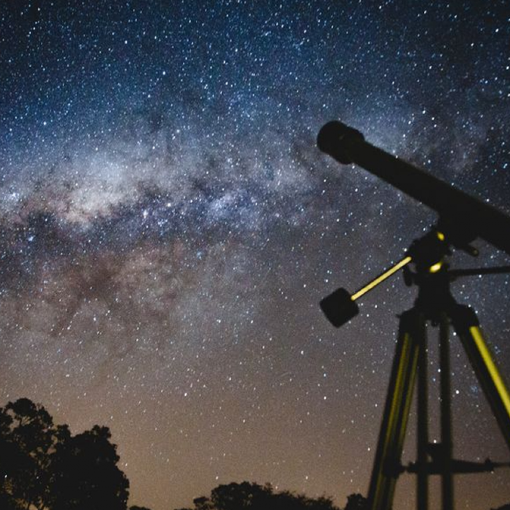 Amazon’s $97 stargazing telescope comes with a built-in tripod