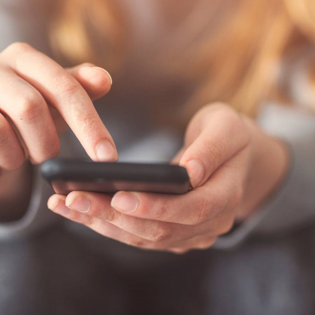 People spending more time on social media and dating apps tend to be slightly less satisfied with their bodies