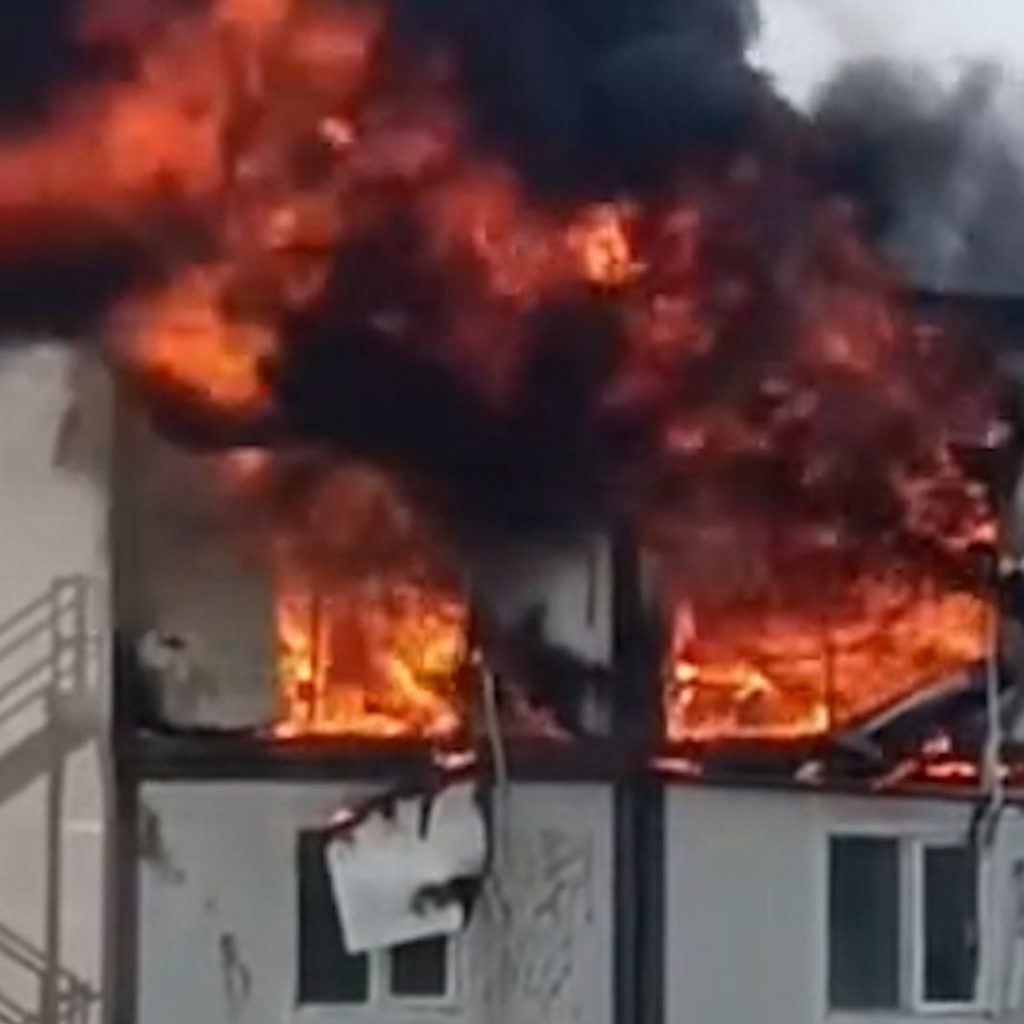 Fire engulfs earthquake housing site in Turkiye