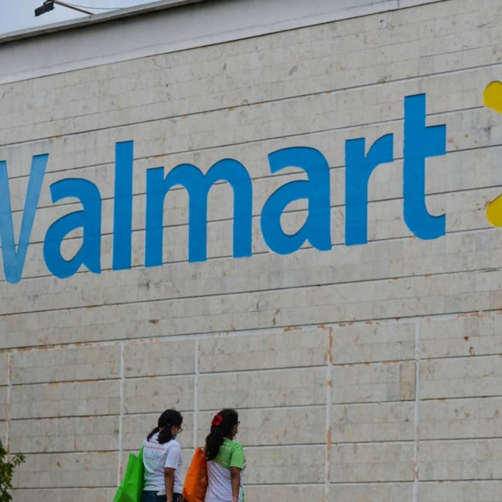 Walmart’s $1,000 8-piece wicker patio set is 46% off, and it includes a fire pit