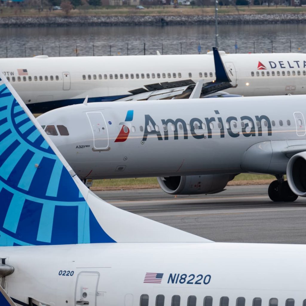 Airlines waive change fees ahead of nor’easter as flight
delays trickle in