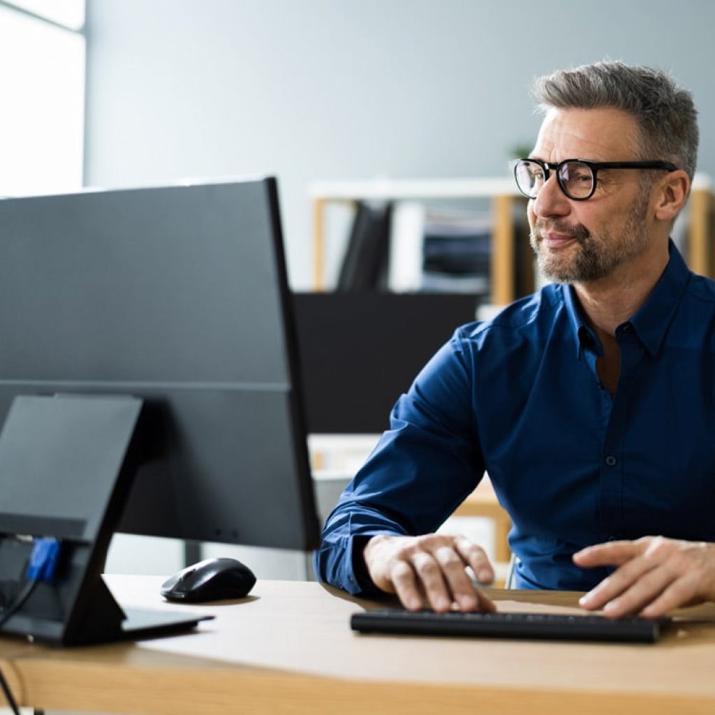 Desk setups that encourage an expansive posture may boost risk-taking