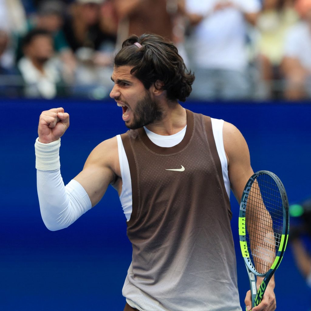 Alcaraz, Sabalenka into US Open last 16 as Williams sisters
lose on return