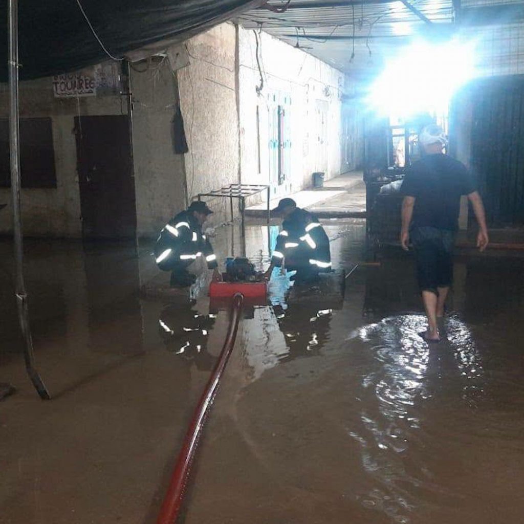 Floods inundate roads in southeastern Algeria