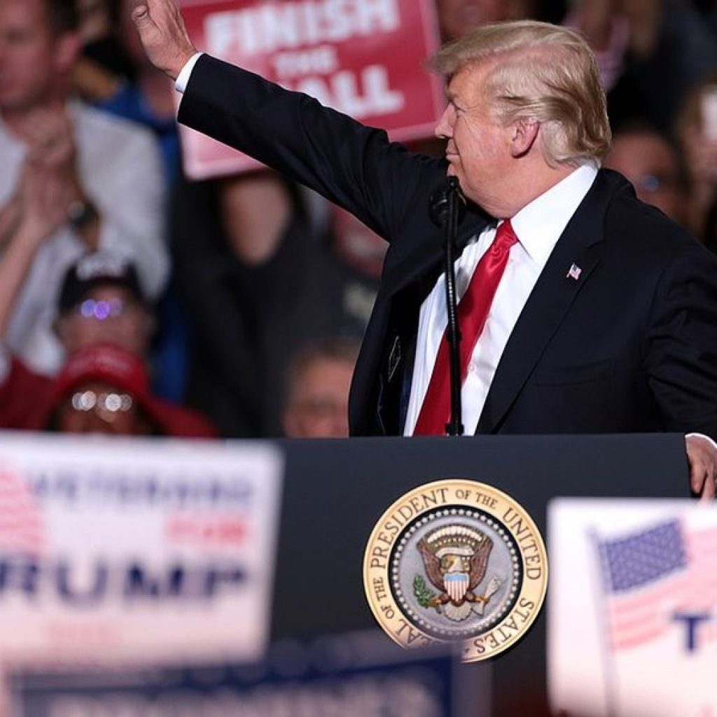 Former cult member details top signs America is being run by
a cult leader