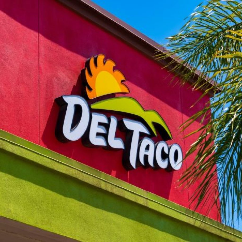 5 Restaurant Chains Open on Labor Day With the Best Deals