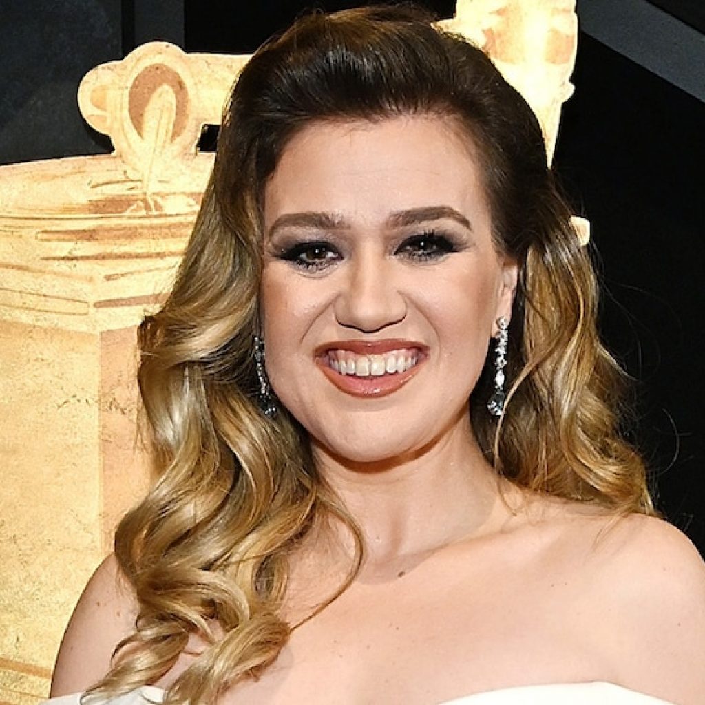 NYC Store Art of Play Responds to Kelly Clarkson’s
Claim