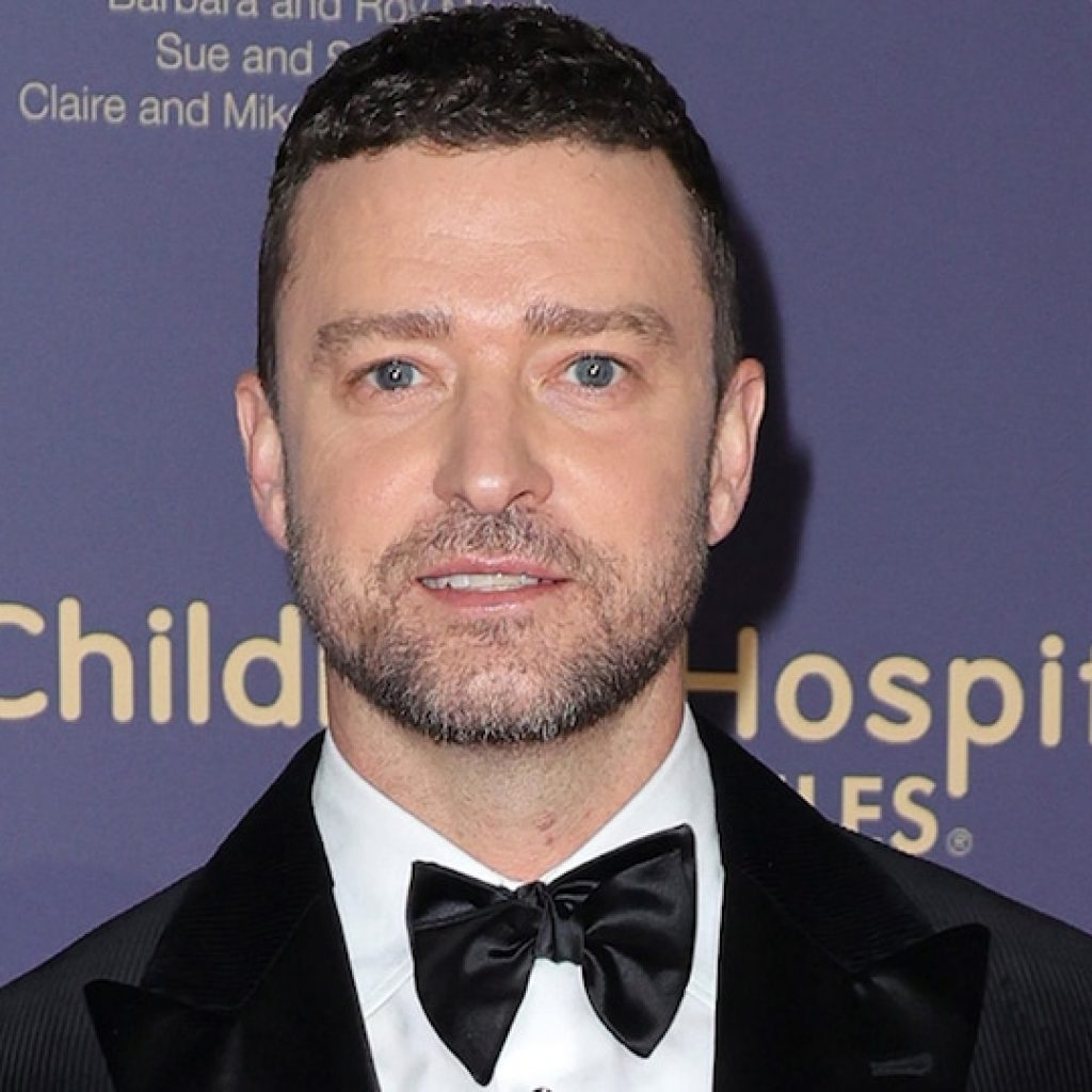 Justin Timberlake Reacts to Photo of Him Seemingly Kissing
Man’s Head