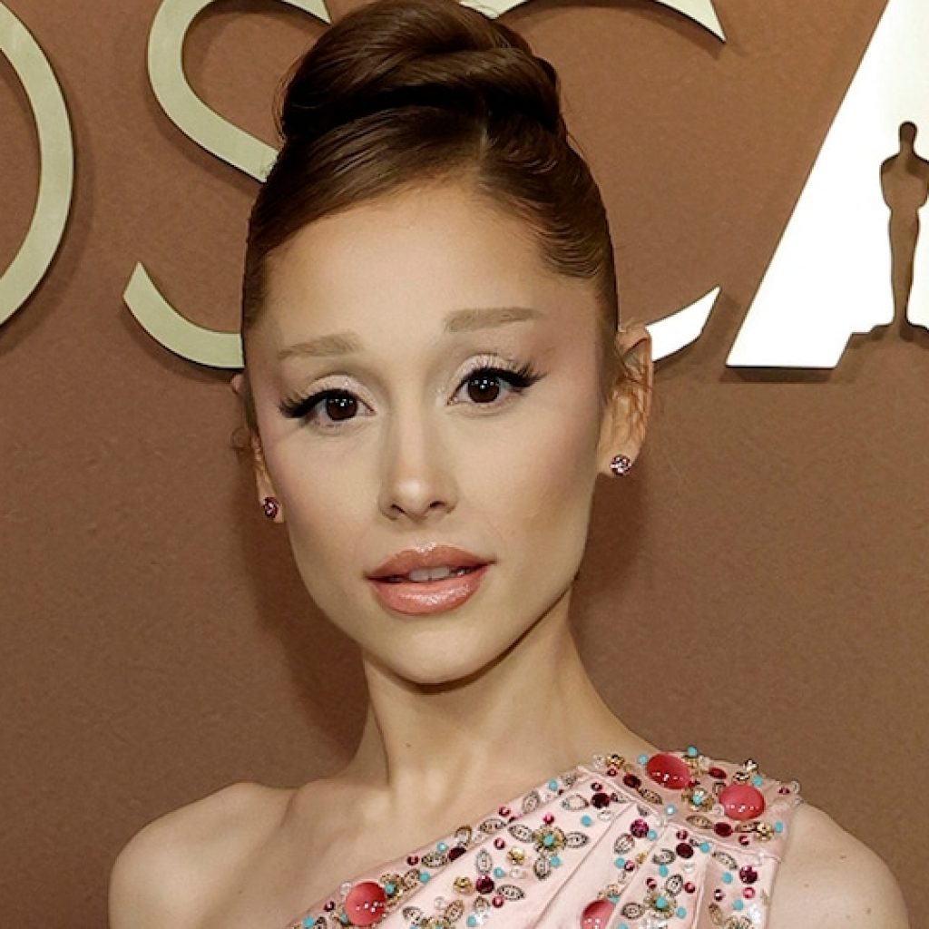 Ariana Grande Mourns Death of “Most Amazing” Dog
Coco