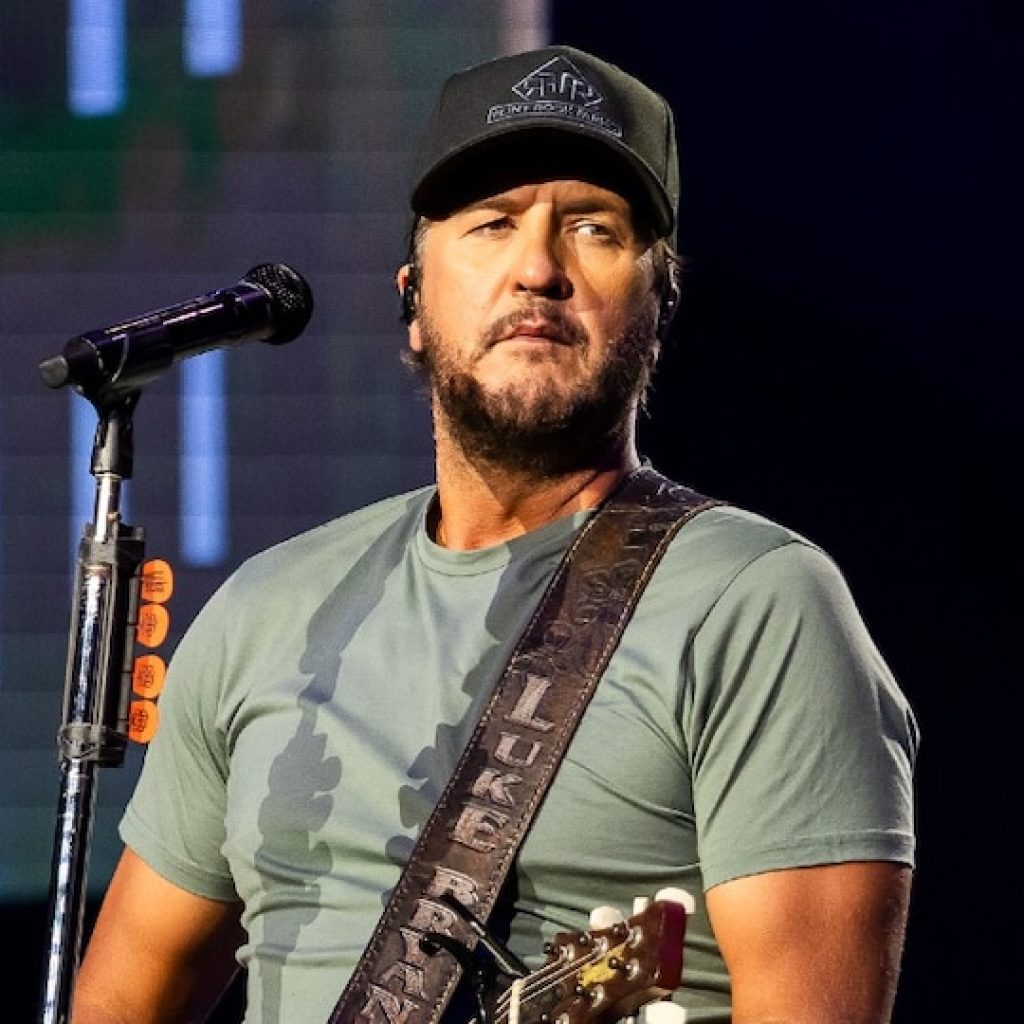 Luke Bryan’s Son Bo, 18, Breaks His Collarbone During
Football Game