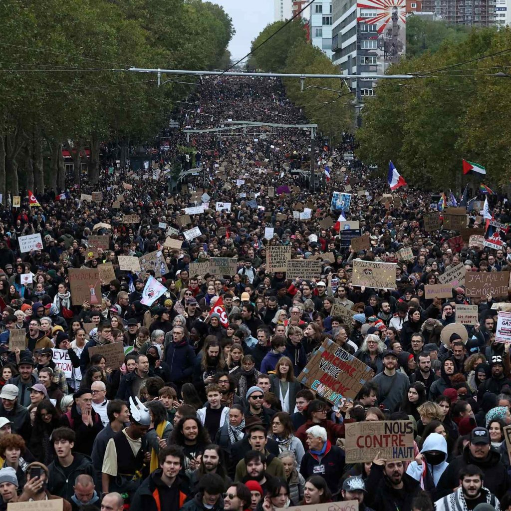 Thousands join Paris protests as authorities clamp down on
disorder