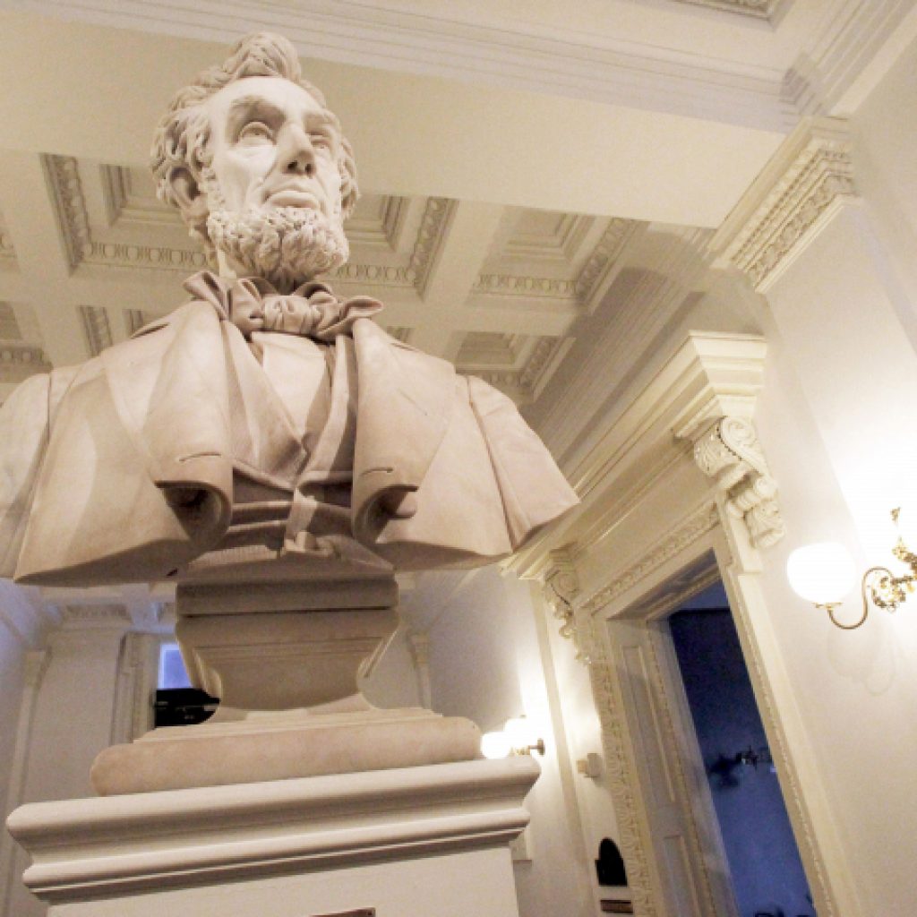 ‘Lincoln in the Bardo’ and Our Own Ghosts