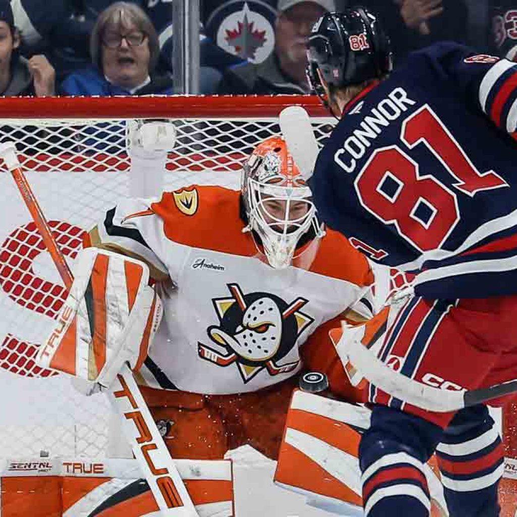 Jets sent to first regulation loss by Caulfield,
Ducks