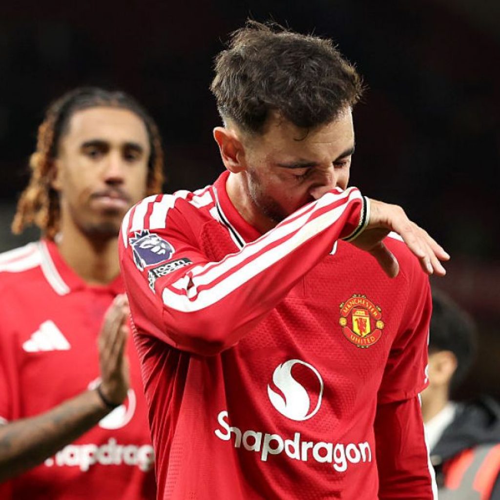 Manchester United held by ten-man Tottenham as woes for both
continue