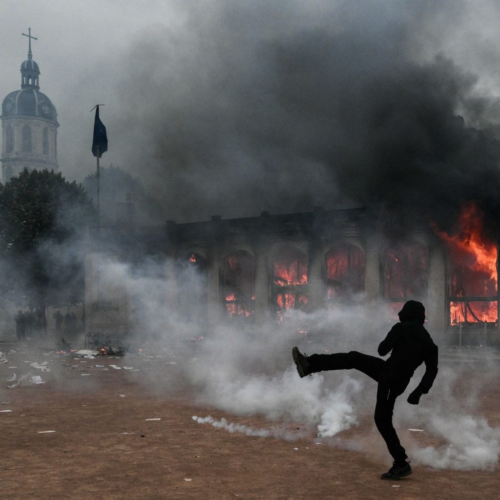 Protesters clash with police during nationwide
demonstrations in France
