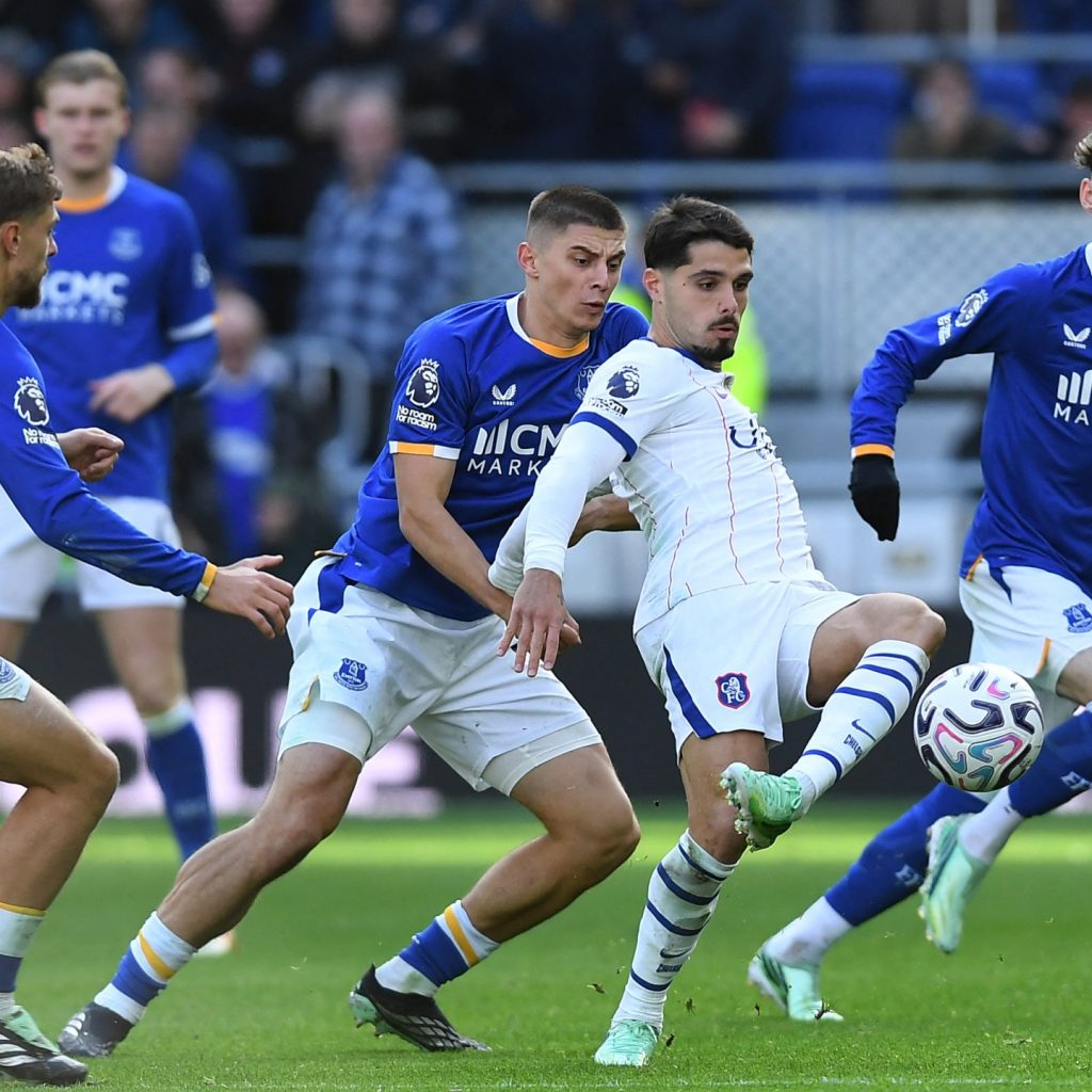 Neto’s brace fires Chelsea past Everton but Martinez head
injury mars win