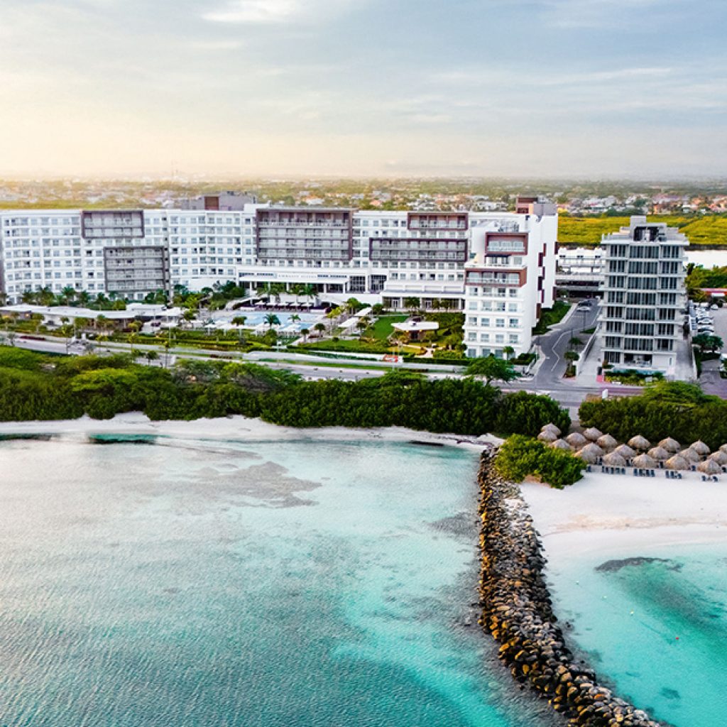 Aruba’s Best Family Resort Has Huge Suites, Free Breakfast,
and a Cocktail Hour We Love