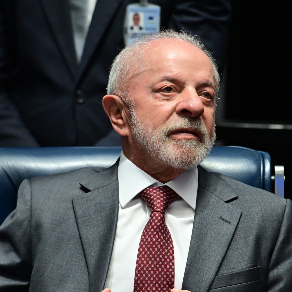 Lula challenges Bolsonaro to release personal records before
election