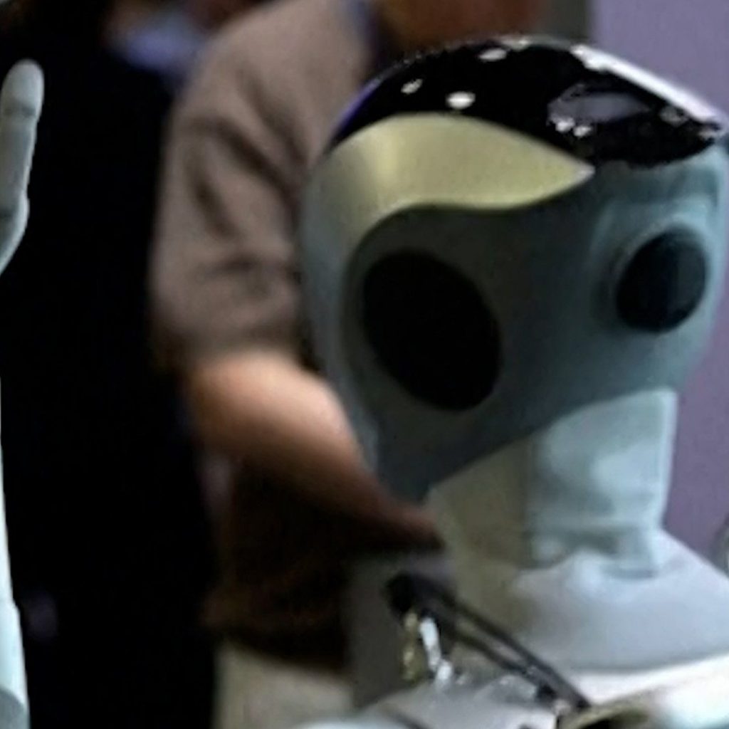Robots dance the ‘Macarena’ at Japan tech expo