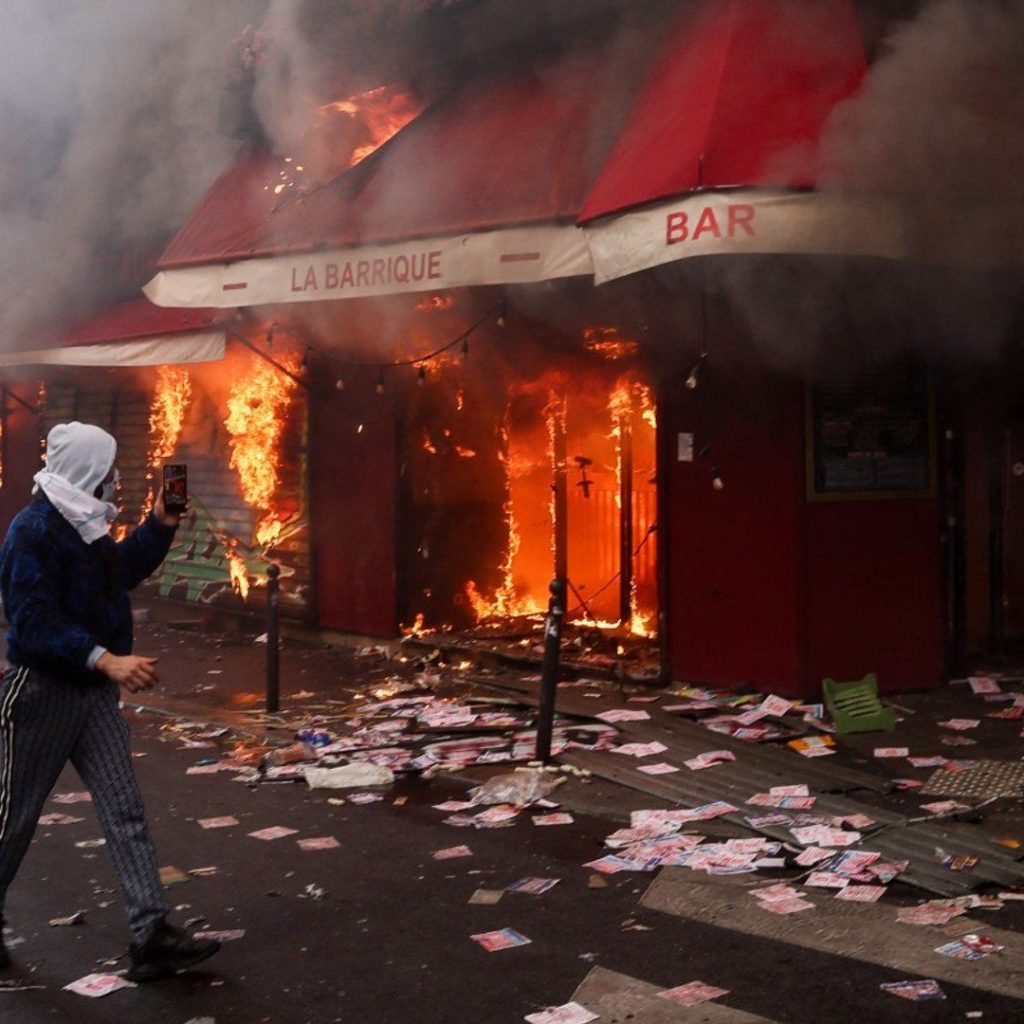 Buildings and cars set on fire as cost of living protests
rock France