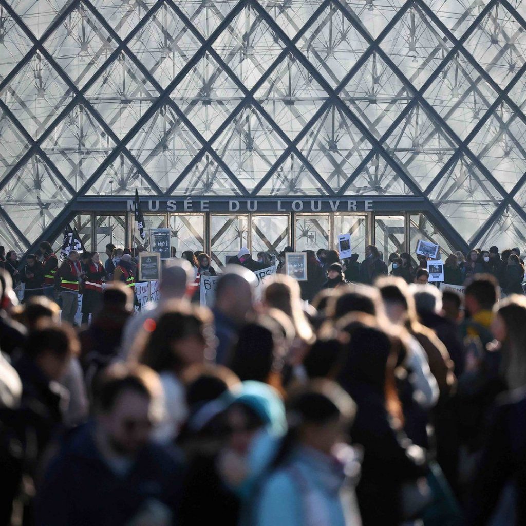 Protesters block Louvre in support of French student
movement