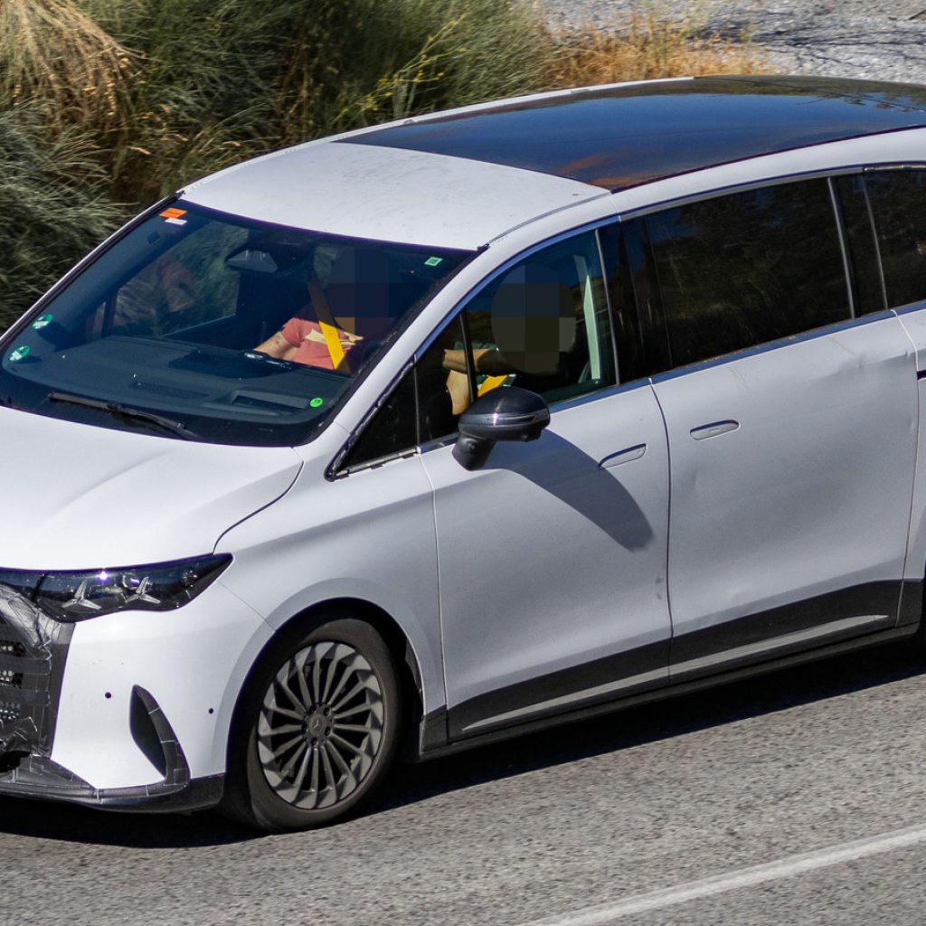 Plug-In-Hybrid Mercedes-Benz VLE Spied Looking Just As Good
As The EV