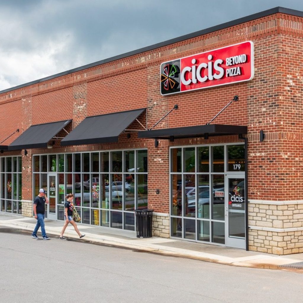 5 Restaurant Chains With the Best Chicken Alfredo Pizza, According to Diners