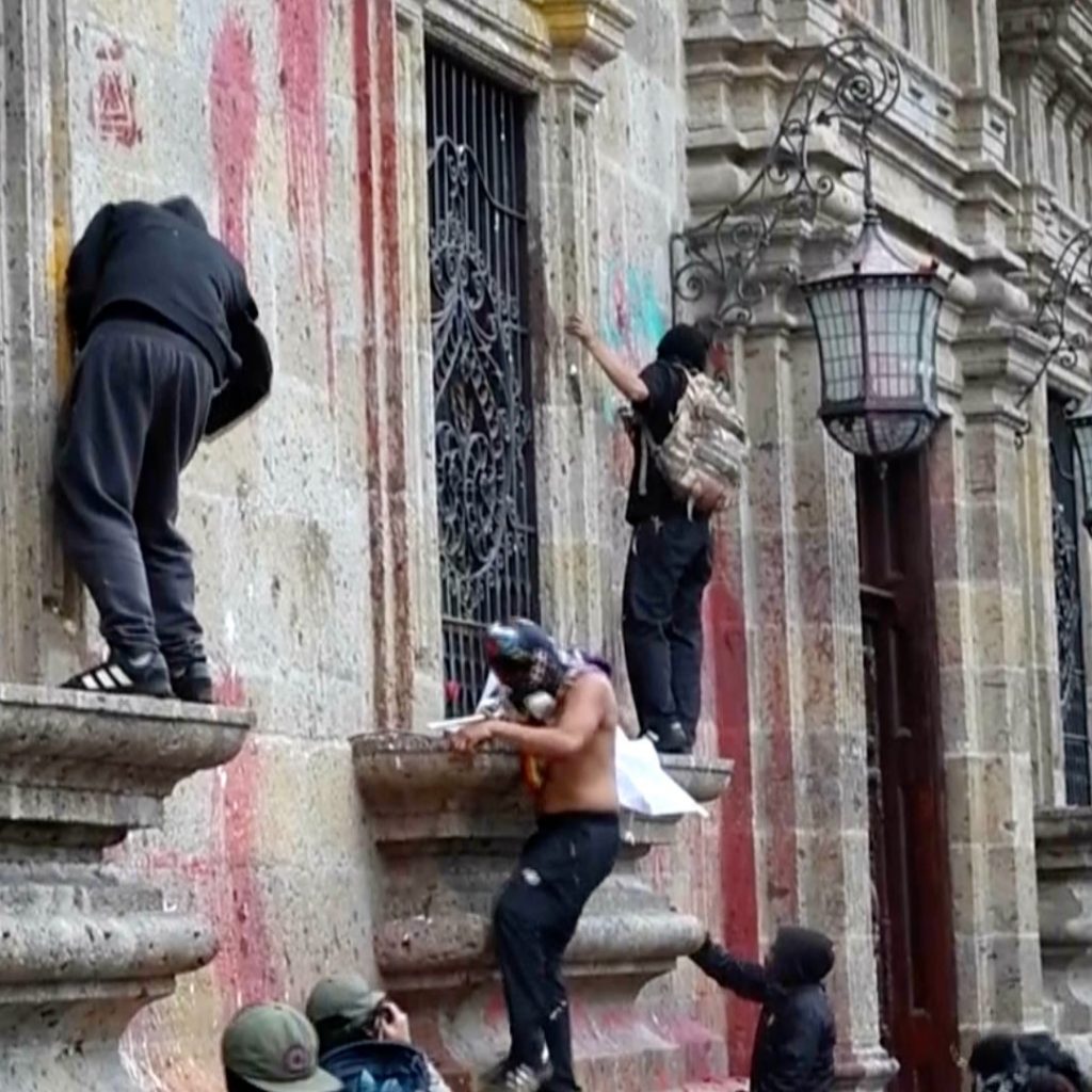 Mexican protesters demanding clean water storm state
congress