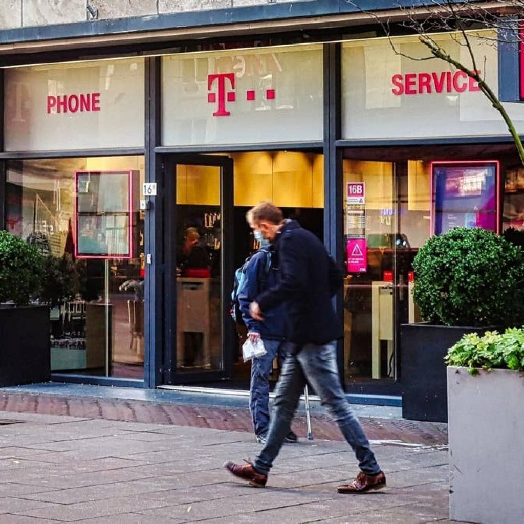 T-Mobile cuts a service customers like