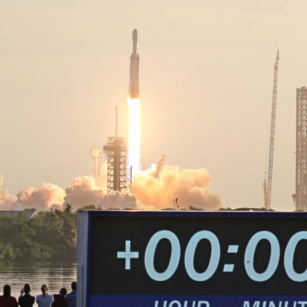 SpaceX has a plan to make your phone carrier obsolete
